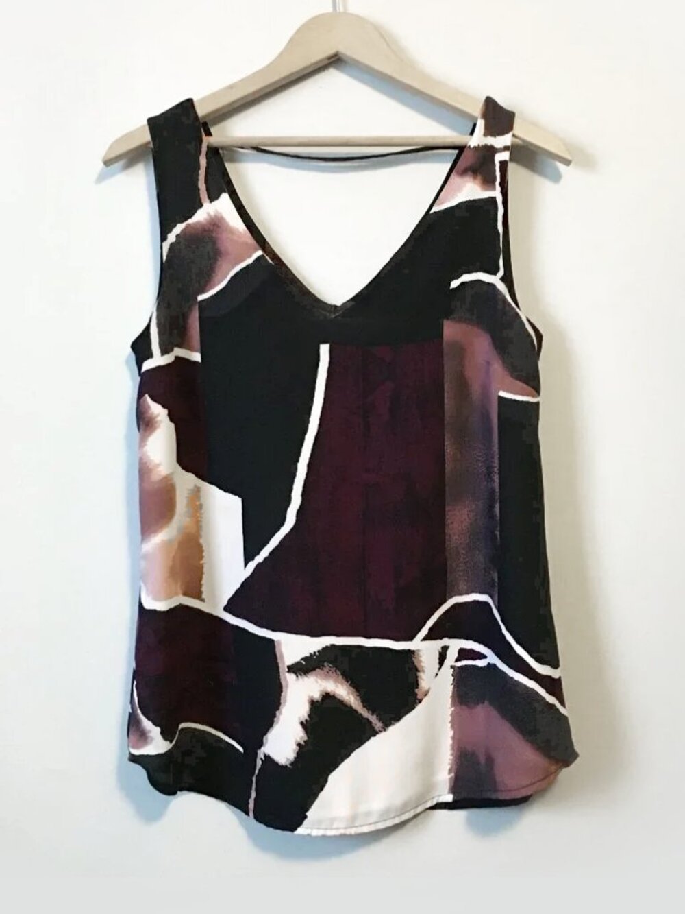 Le Château Abstract Print Strand Back V-Neck Lined Sleeveless Blouse Small